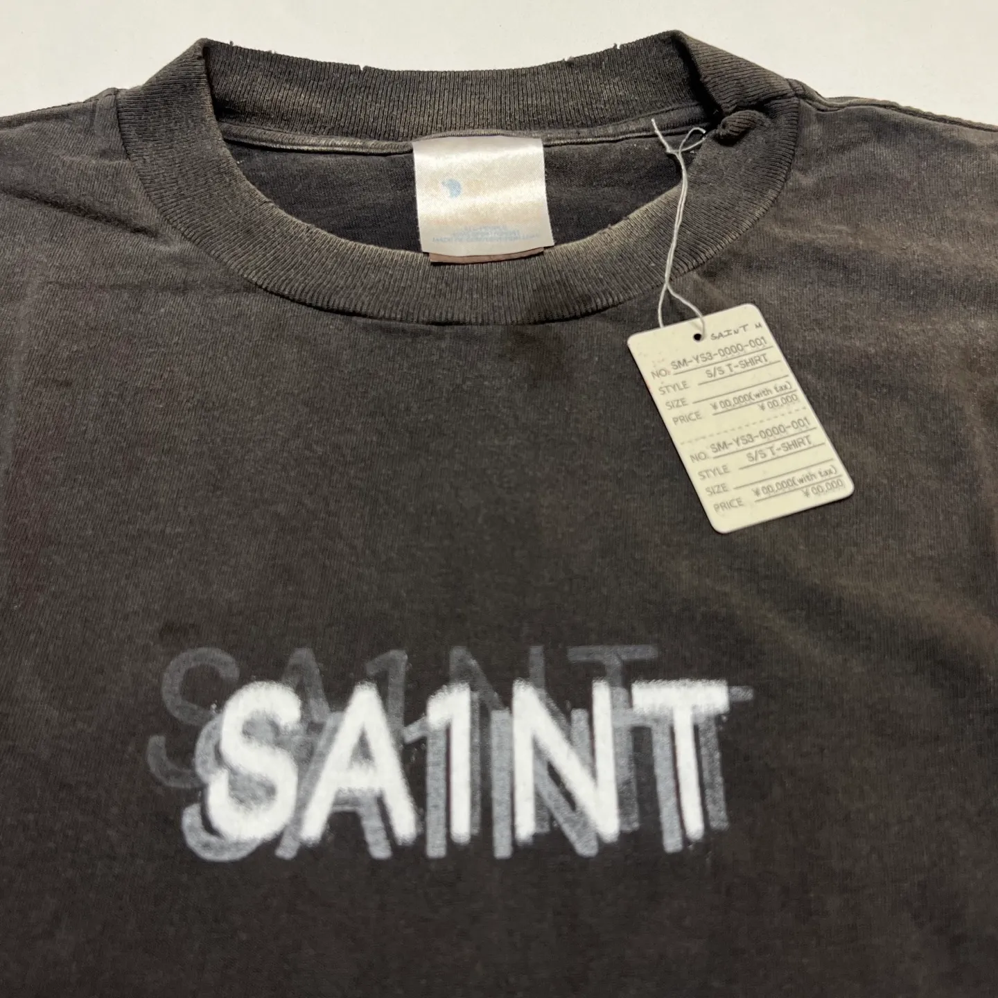 SAINT Mxxxxxx SEVEN DEADLY SS TEE/BLK Phantom SAINT Seven Deadly Sins Printed TEE Washed Black S-XL Look for cylindrical fabrics with no side seams. Don’t buy open width fabrics anymore. It’s boring. Assute garments are dyed. The whole piece is sprayed with Ma Liu. Then spray the heavy parts to fade. The collar and cuffs are frayed. Many hangings are frayed. Accessories are complete. Customized original consistent main mark/wash mark/little angel anti-counterfeiting mark.